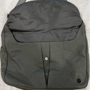 Lululemon green bag.